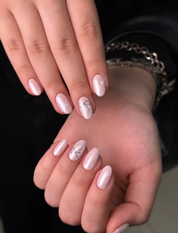 لاک ژل صورتی گچی همراه با کروم کلییر و طراحی پاپیون 💅🎀 — کارِ فهیمه در سالن زیبایی نیل تهرانپارس