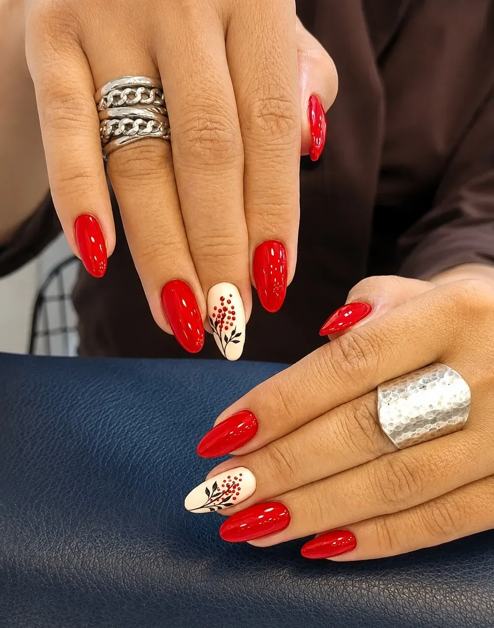 لاک قرمز و طراحی 💅❤️ — کارِ فهیمه در سالن زیبایی نیل تهرانپارس