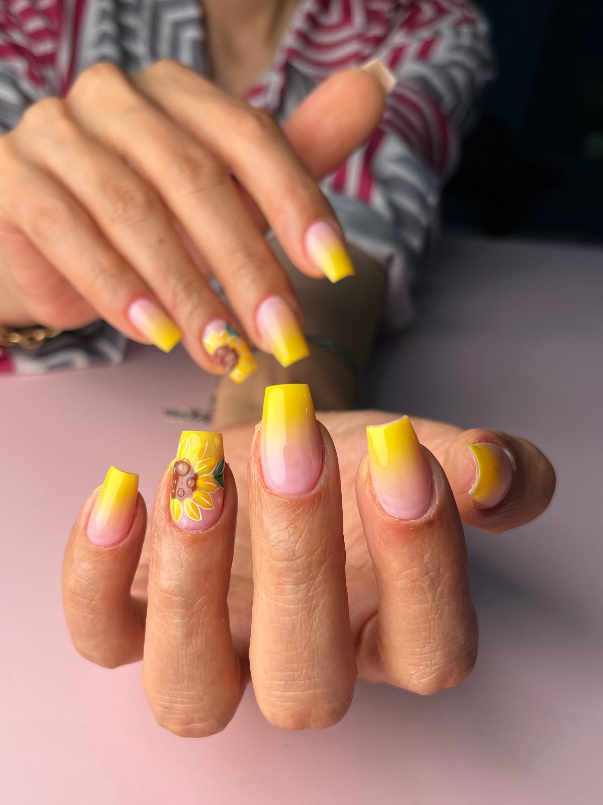 ناخن تابستانی💛 — کارِ فاطمه در سالن زیبایی نیل تهرانپارس